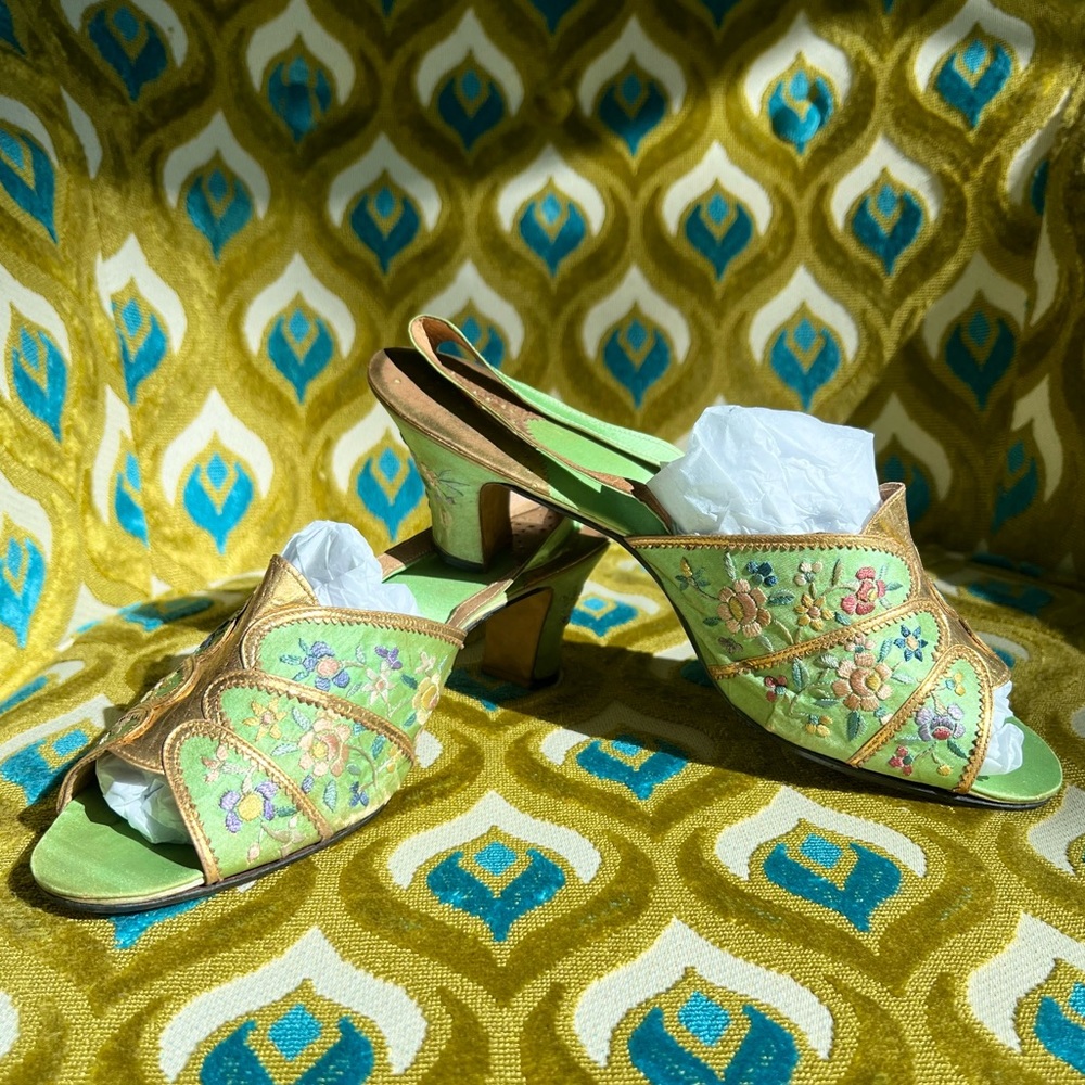 Gorgeous Vintage Antique 1920s Chinoiserie Embroidered Boudoir Slippers